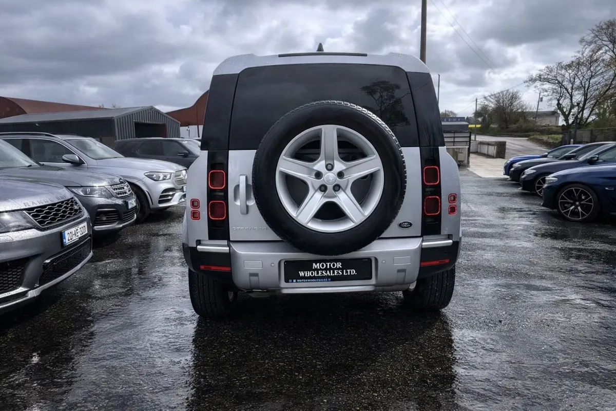 232 Land Rover Defender 3.0D 110 3 Seater commerci - Image 2