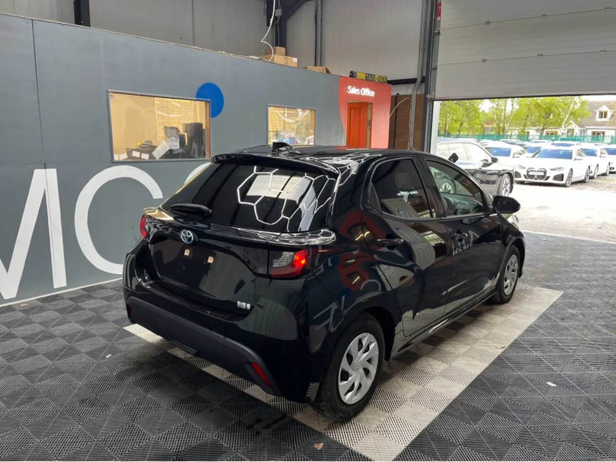 Toyota Yaris 2021 TOYOTA YARIS 1.0 AUTOMATIC / REV - Image 2