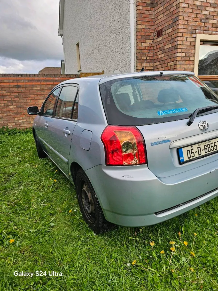 Toyota Corolla 2005 manual car - Image 3