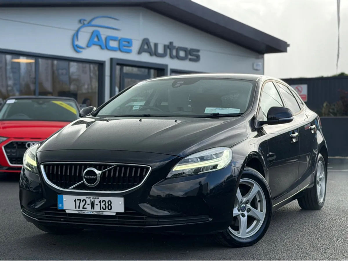 Volvo V40 D2 MOMENTUM - 2.0L DIESEL - MANUAL - 12M - Image 1
