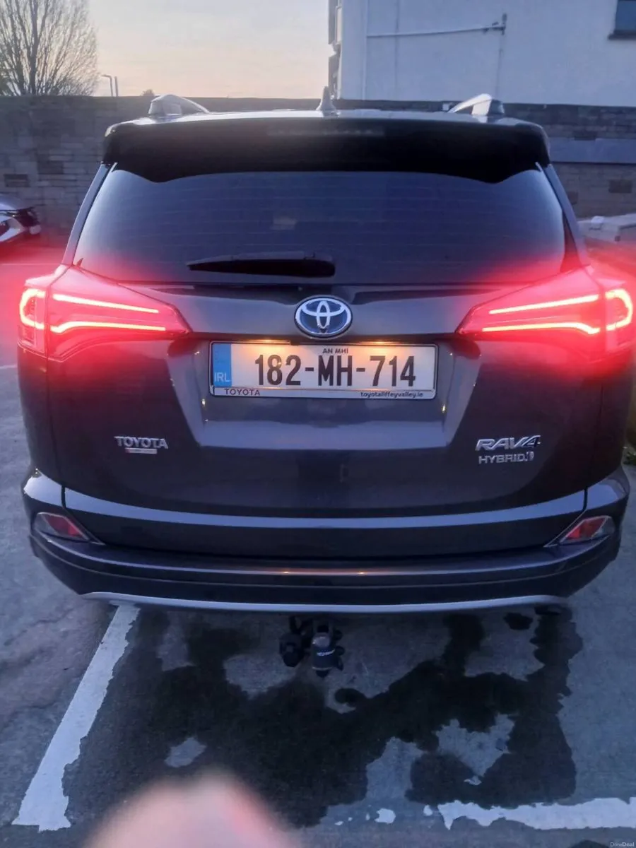 2018 Toyota RAV 4 - Image 2
