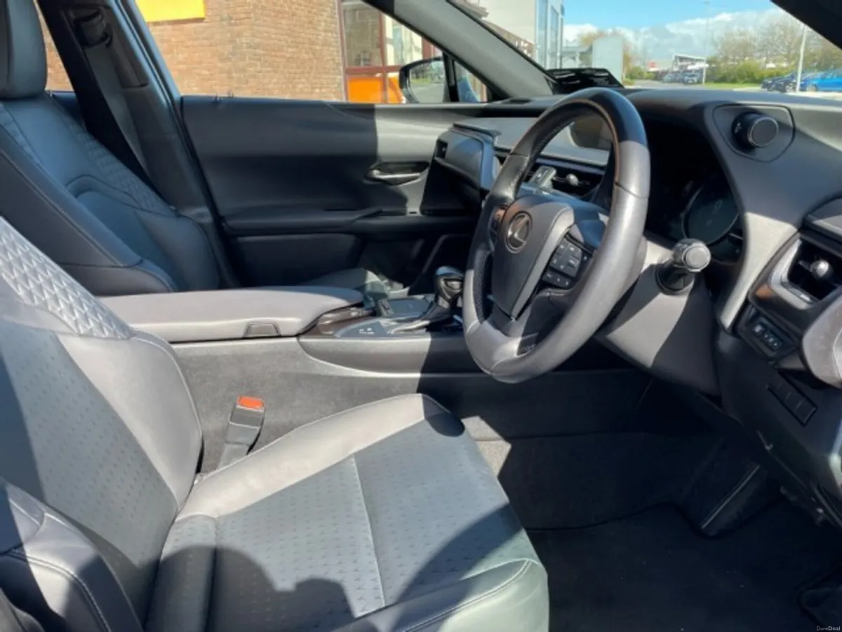 Lexus UX Dynamic FWD (Car Play std) // Remote Cent - Image 6