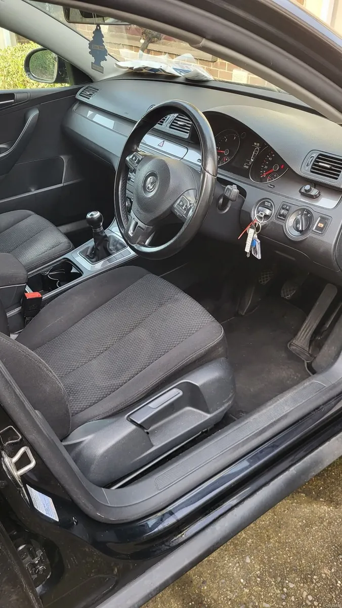 Volkswagen Passat 2010 - Image 3