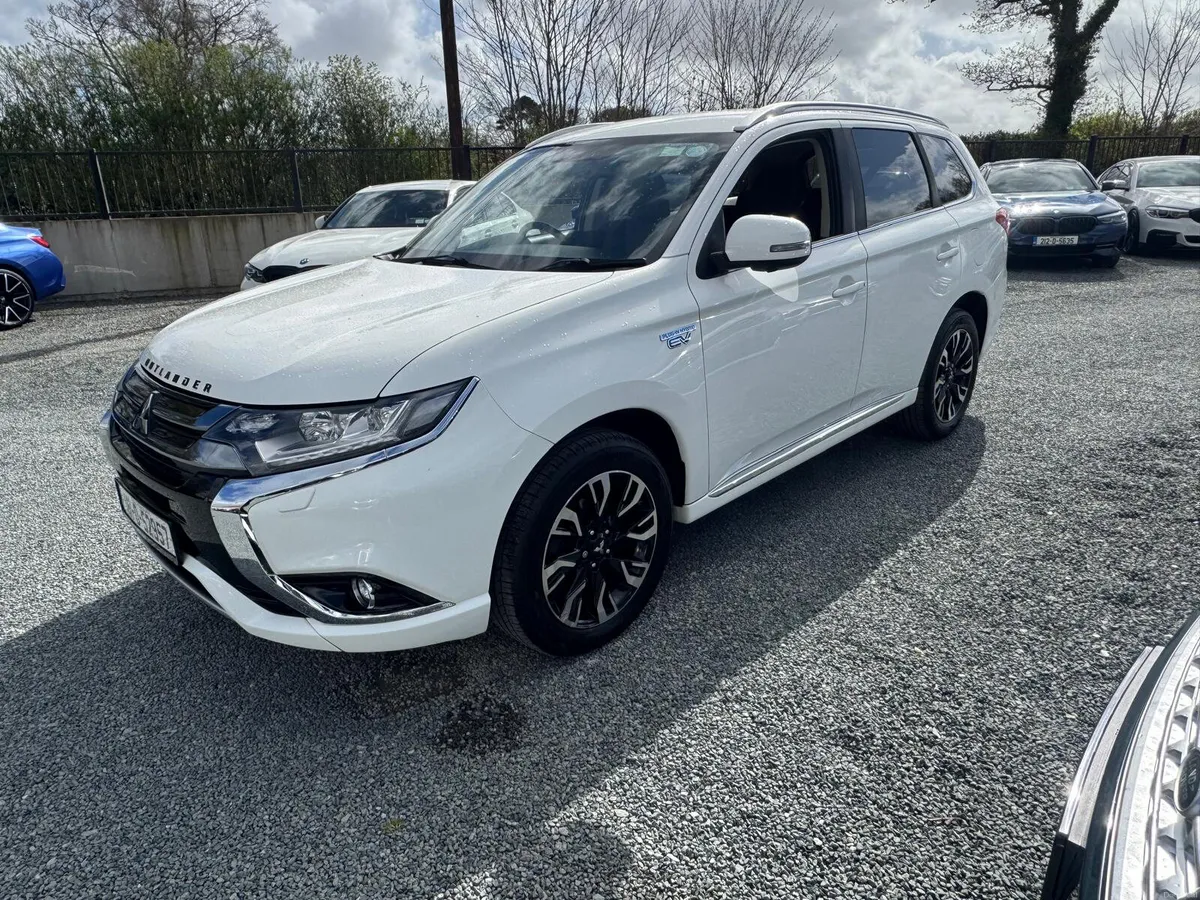 Mitsubishi Outlander 2.0 PETROL HYBRID LOW KMS - Image 2