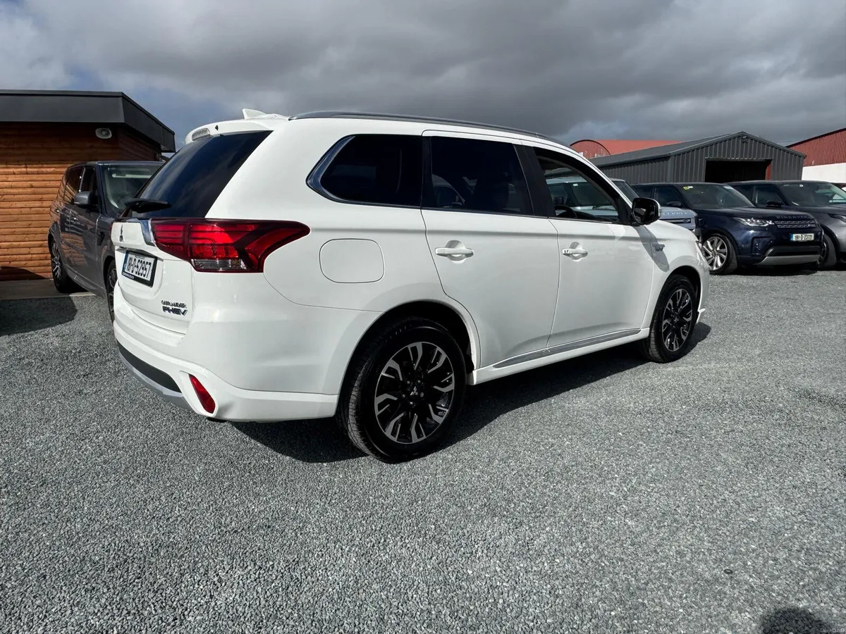 Mitsubishi Outlander 2.0 PETROL HYBRID LOW KMS - Image 3