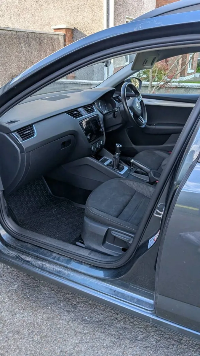 191 Skoda Octavia C AMB Combi 1.6tdi - Image 4