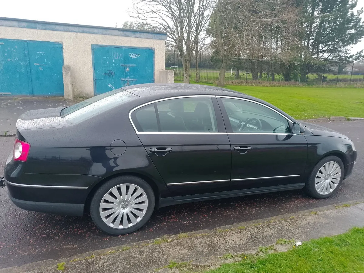 Volkswagen Passat 2010 - Image 2