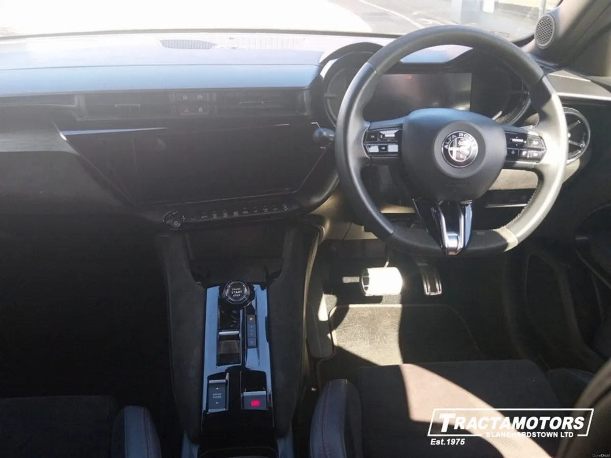 Alfa Romeo Junior LAUNCH EDITION 54KW 156HP BEV - Image 2