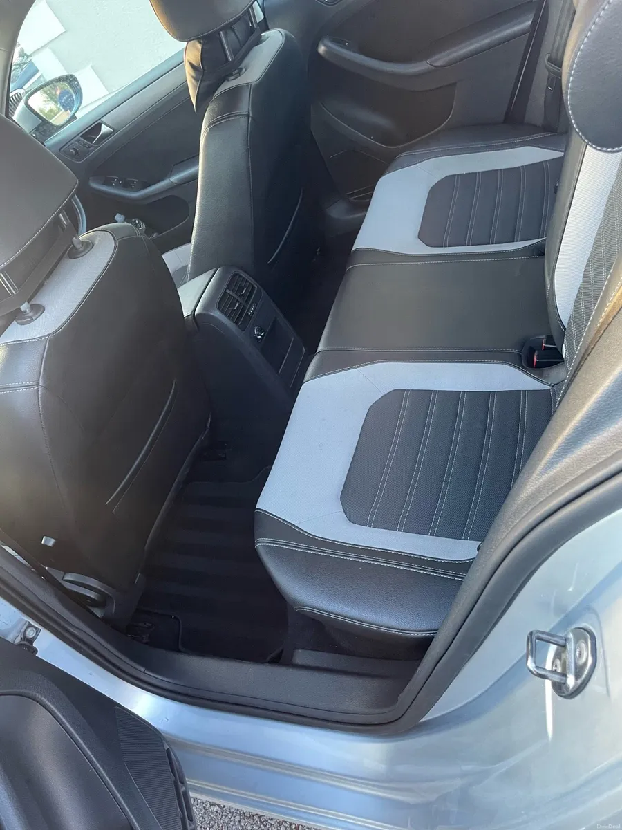 Volkswagan jetta 2011 - Image 4