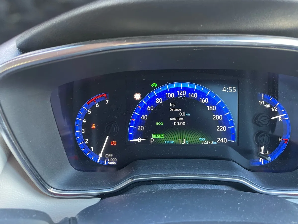 2023 Toyota Corolla Luna sport Hybrid - Image 3