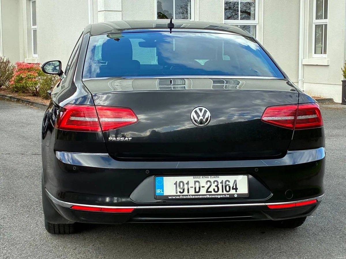 Volkswagen Passat 2019 - Image 2