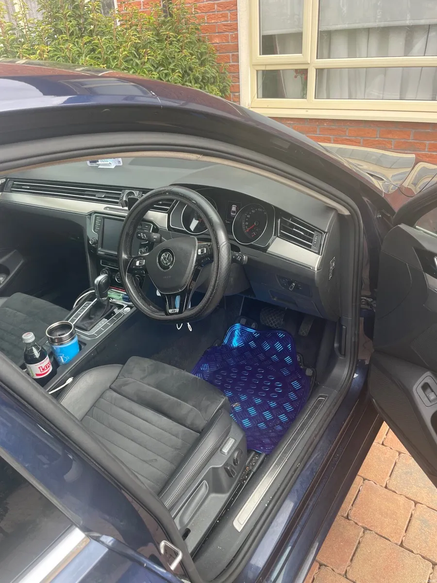 Volkswagen Passat 2017 - Image 2