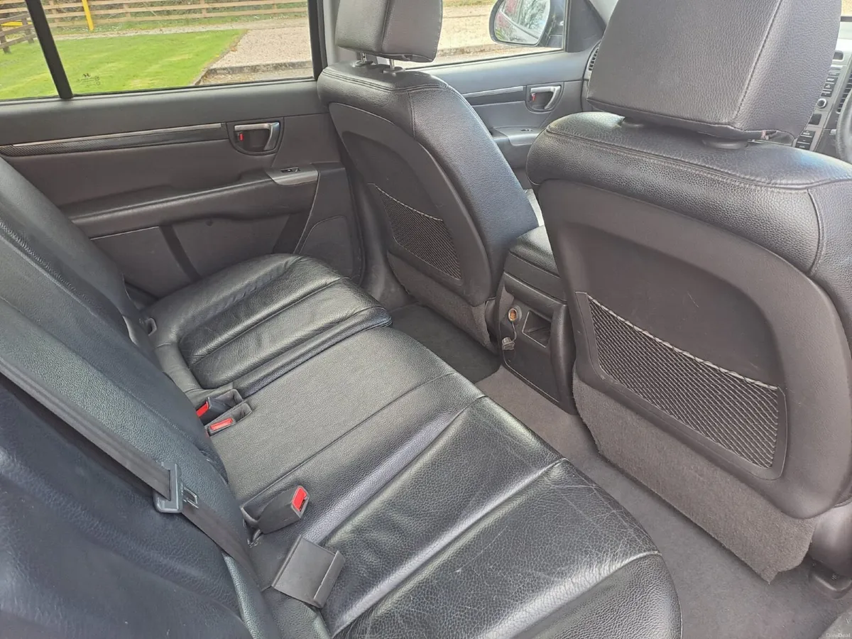 Hyundai Santa Fe 2011 - Image 1