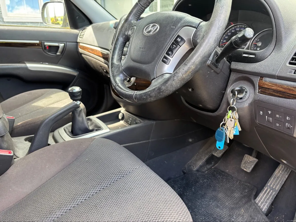 Hyundai Santa Fe 2011 - Image 3