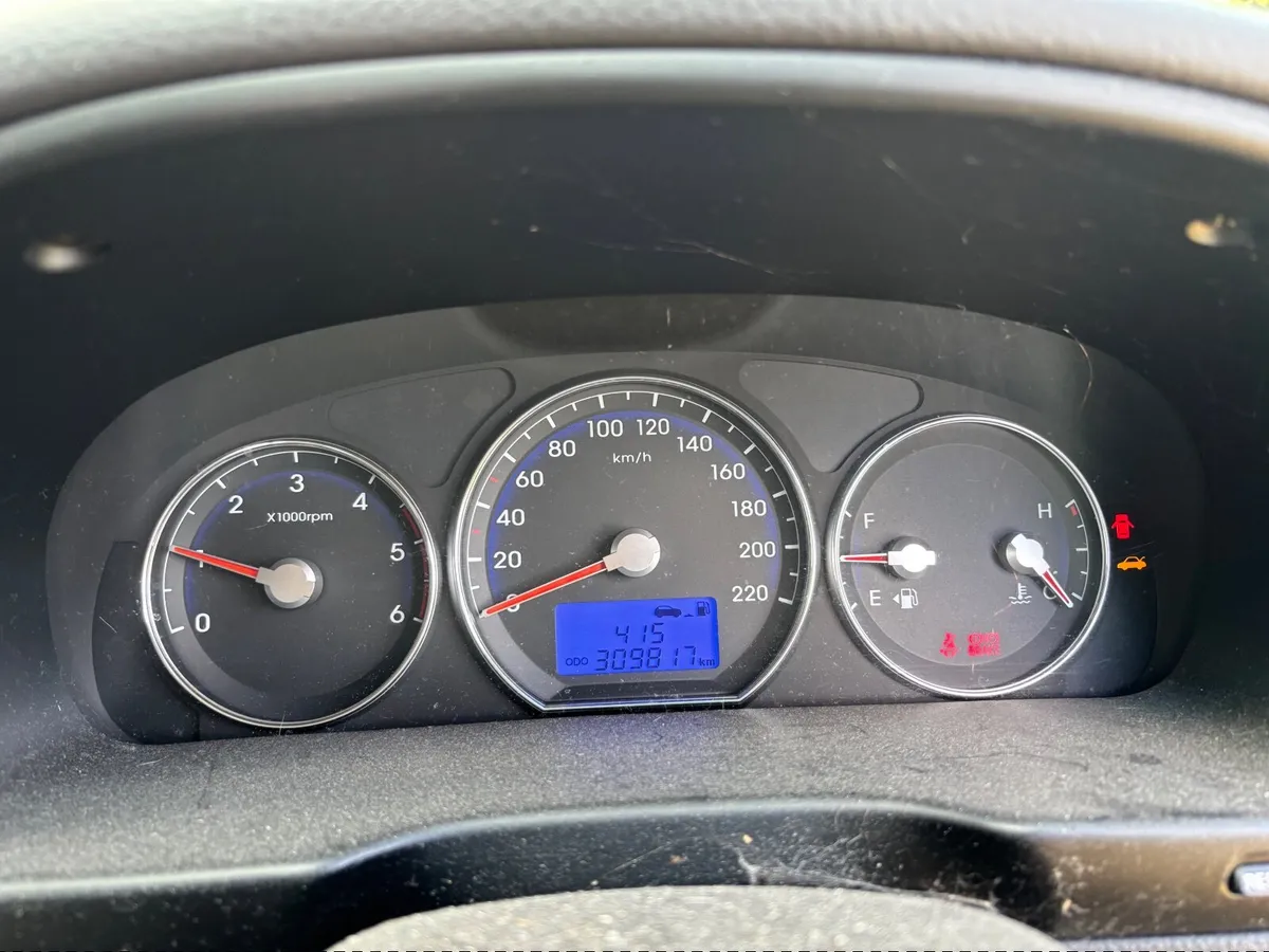 Hyundai Santa Fe 2011 - Image 2