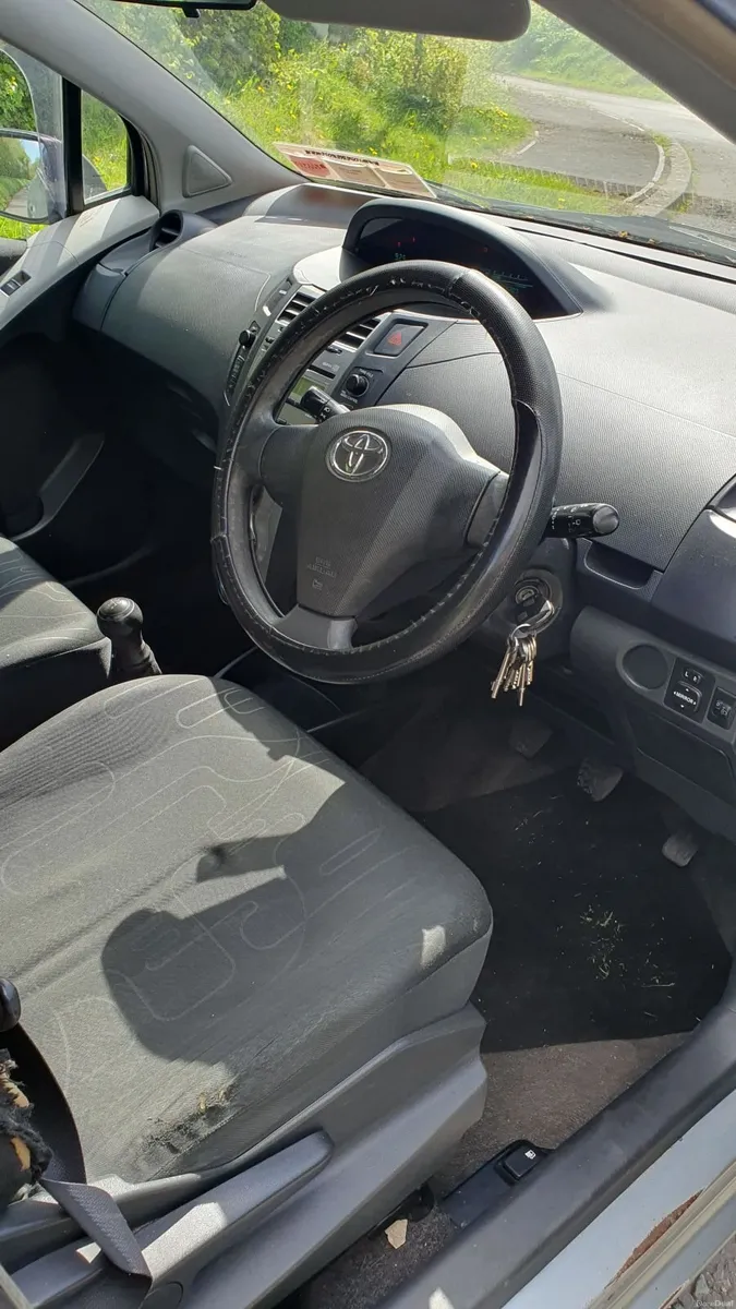 Toyota Yaris 2010 - Image 4