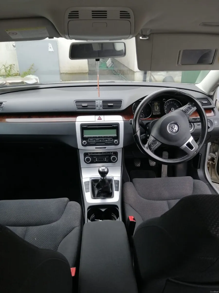 Volkswagen Passat 2010 - Image 2