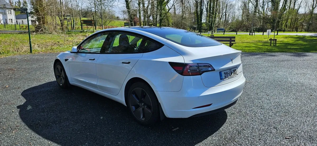 Tesla Model 3 2021 - Image 2