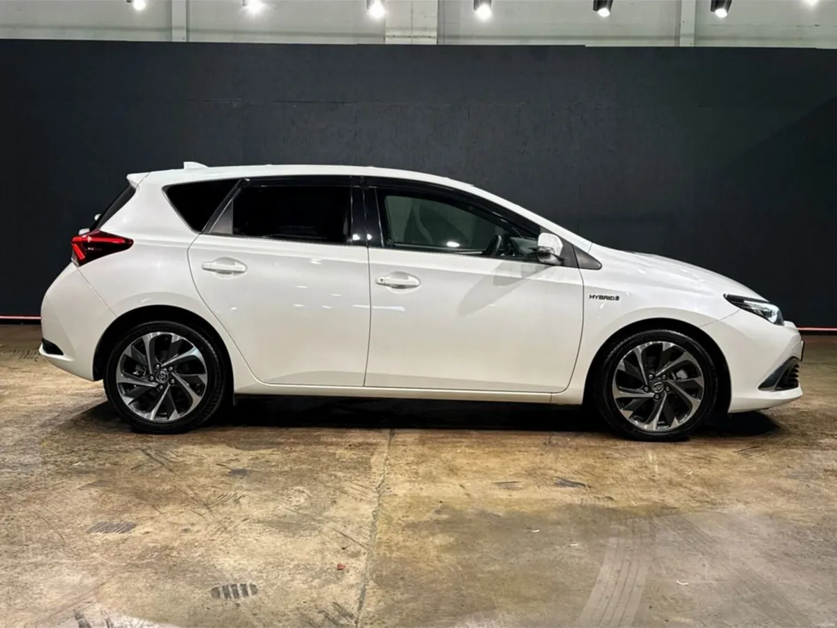 Toyota Auris HYBRID G PACKAGE - WHITE & BLACK LEAT - Image 3