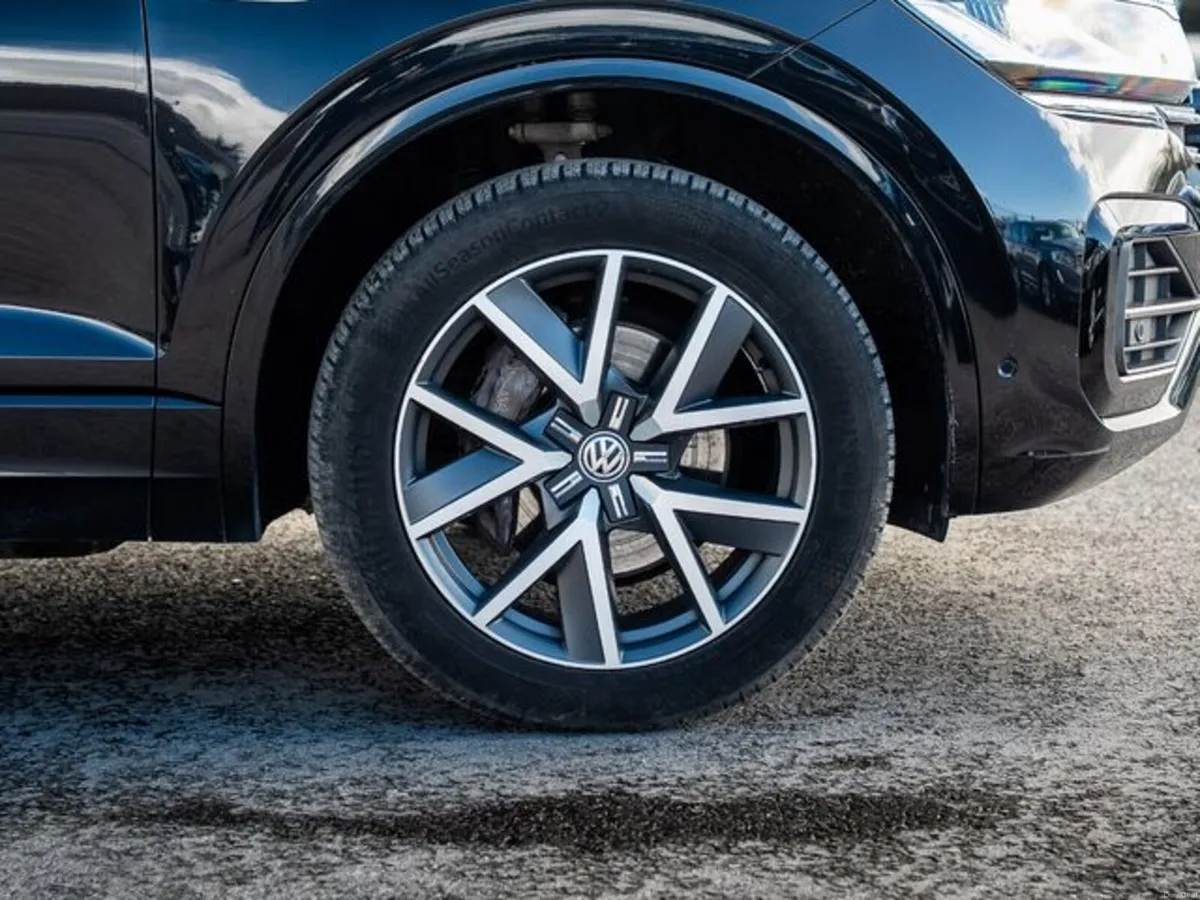 Volkswagen Touareg V6 R-LINE TDI 5 SEAT PASSENGER - Image 4