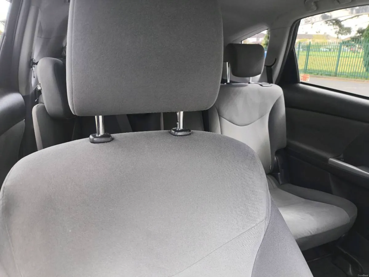 Toyota Prius Alpha - Image 3