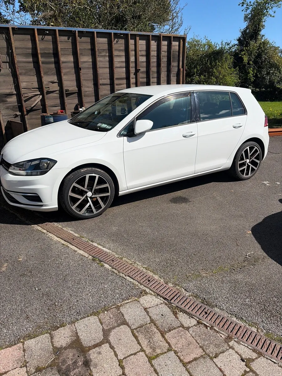 2017 Volkswagen Golf - Image 2