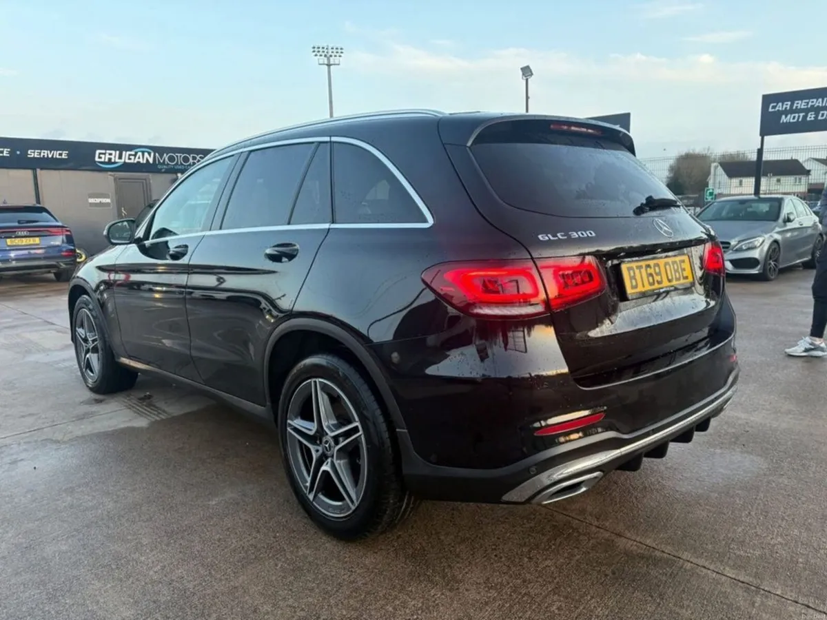 2019 Mercedes-Benz GLC 300 Hybrid - Image 4