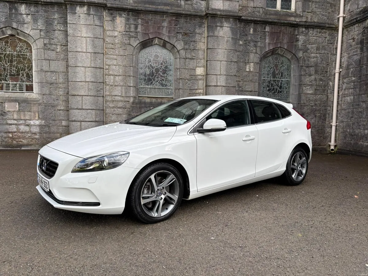 VOLVO V40 2.0 D AUTOMATIC LOW KMS - Image 1
