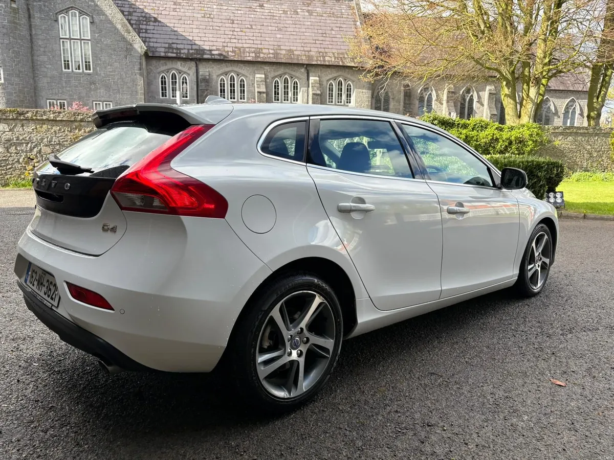VOLVO V40 2.0 D AUTOMATIC LOW KMS - Image 4