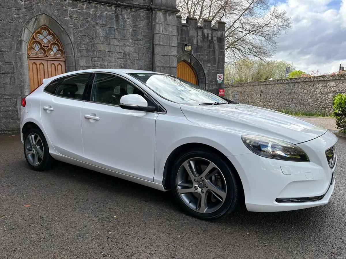 VOLVO V40 2.0 D AUTOMATIC LOW KMS - Image 3