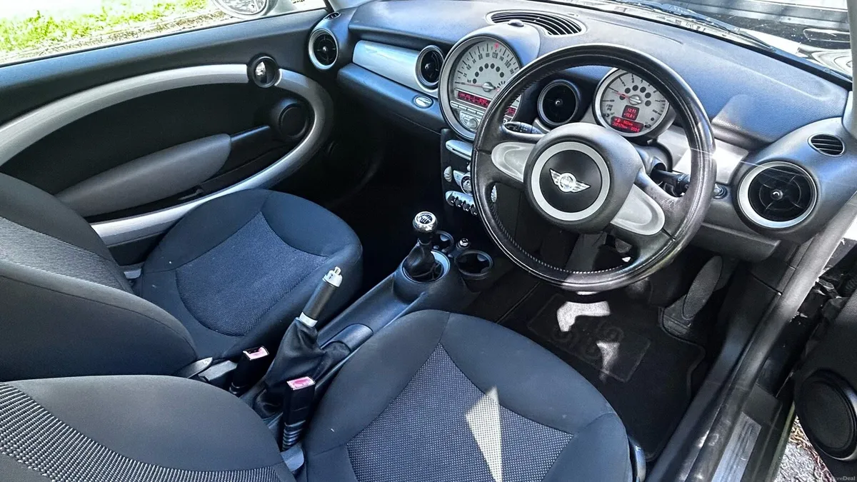 Prestine Mini Cooper, NCT till 2027 - Image 4
