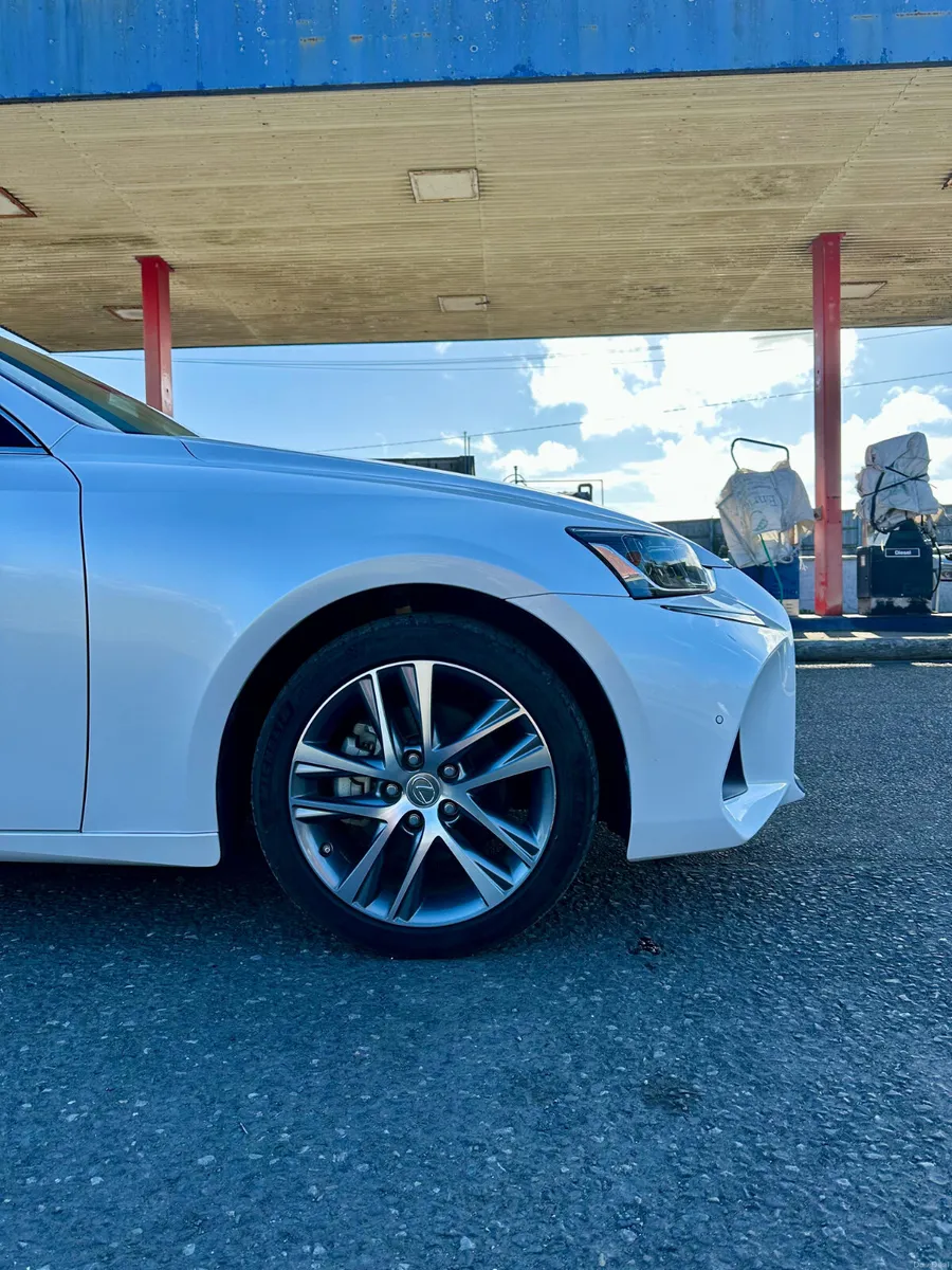 Lexus IS 2017 - Image 4