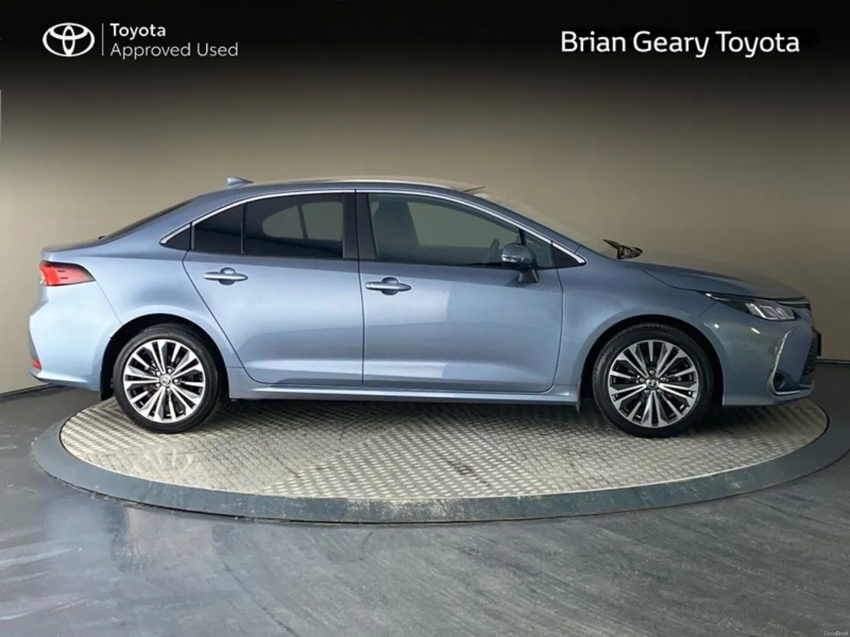 Toyota Corolla HYBRID LUNA SPORT SALOON - Image 3