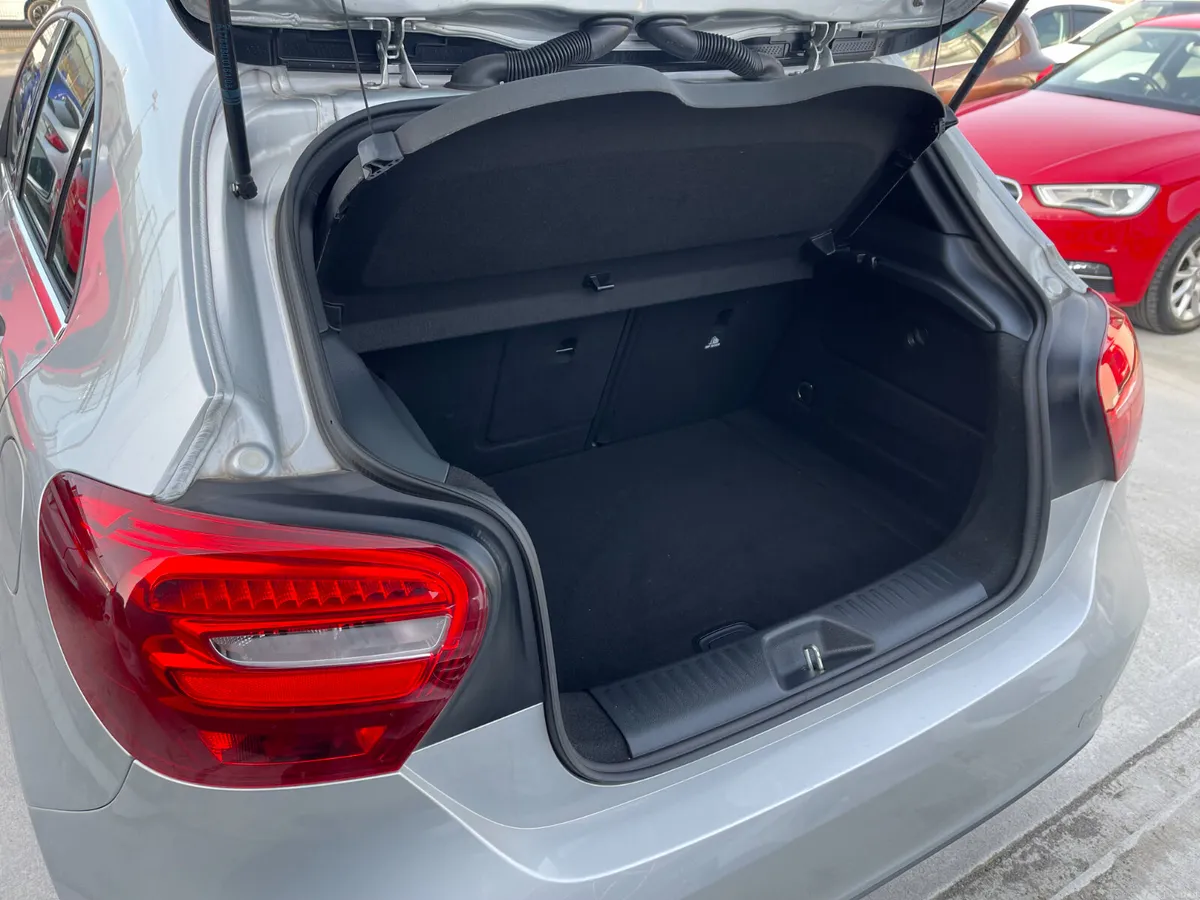 162 Mercedes-Benz A-Class 1.6 Automatic 5dr Model - Image 4