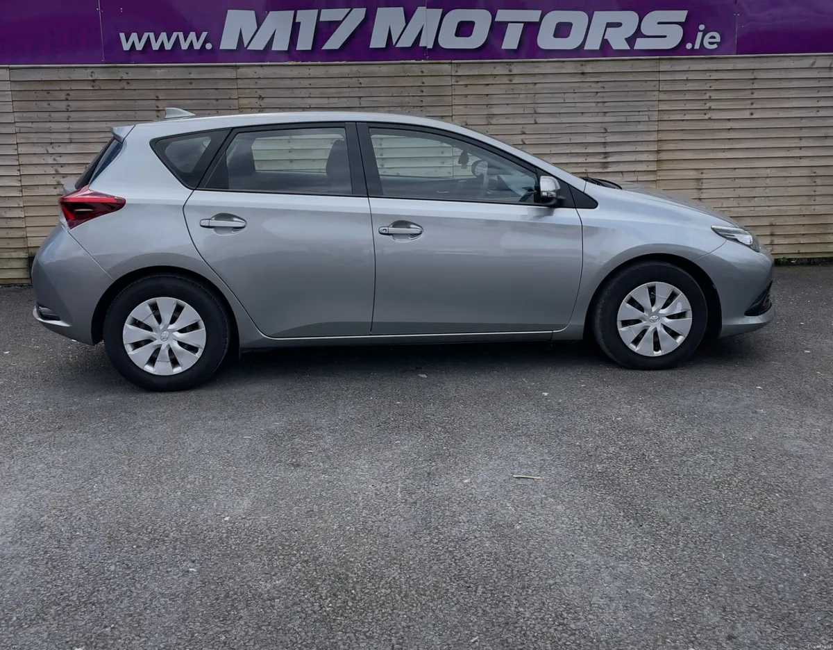 Toyota Auris 2015 - Image 2