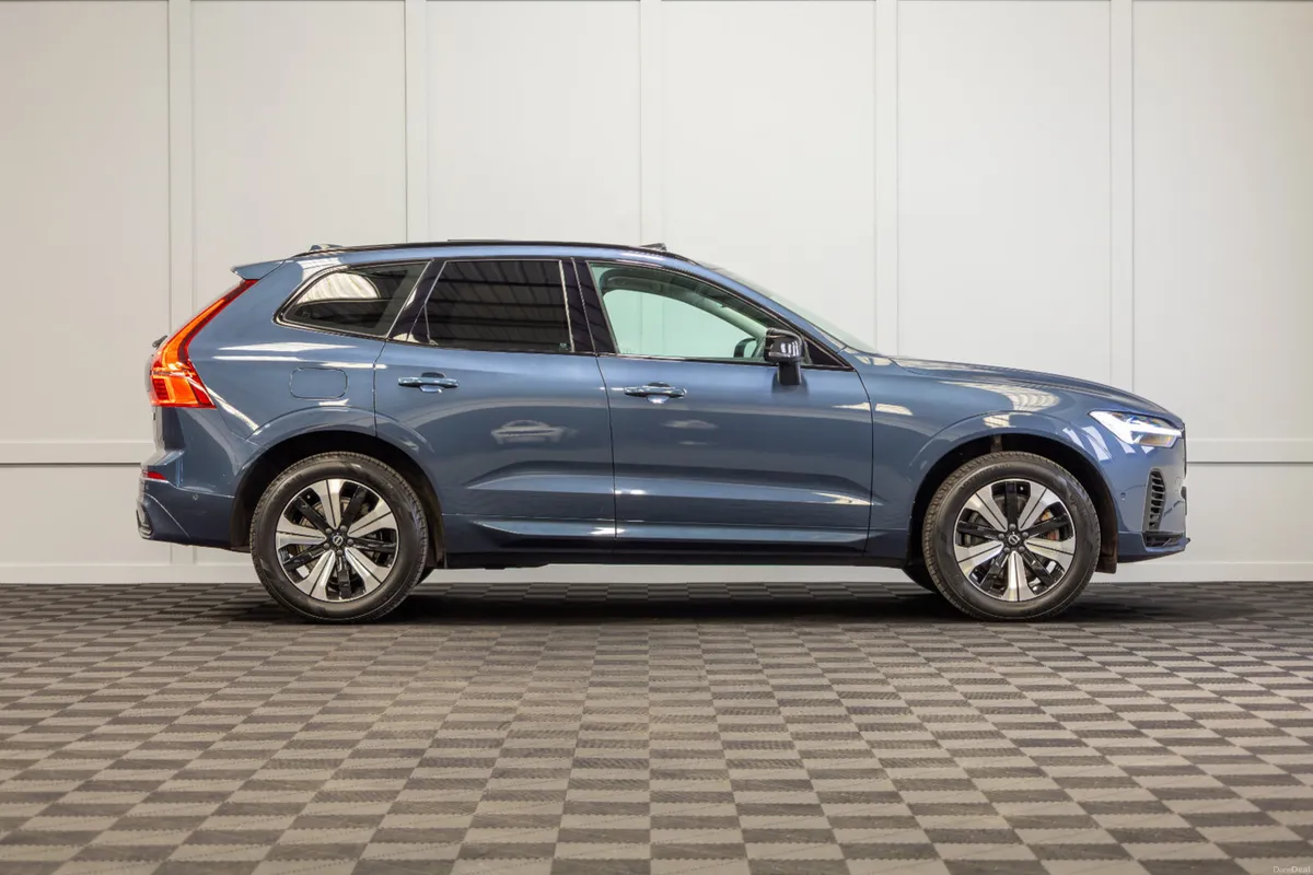 2024 Volvo XC60 Plus T6 Recharge Dark Theme - Image 6