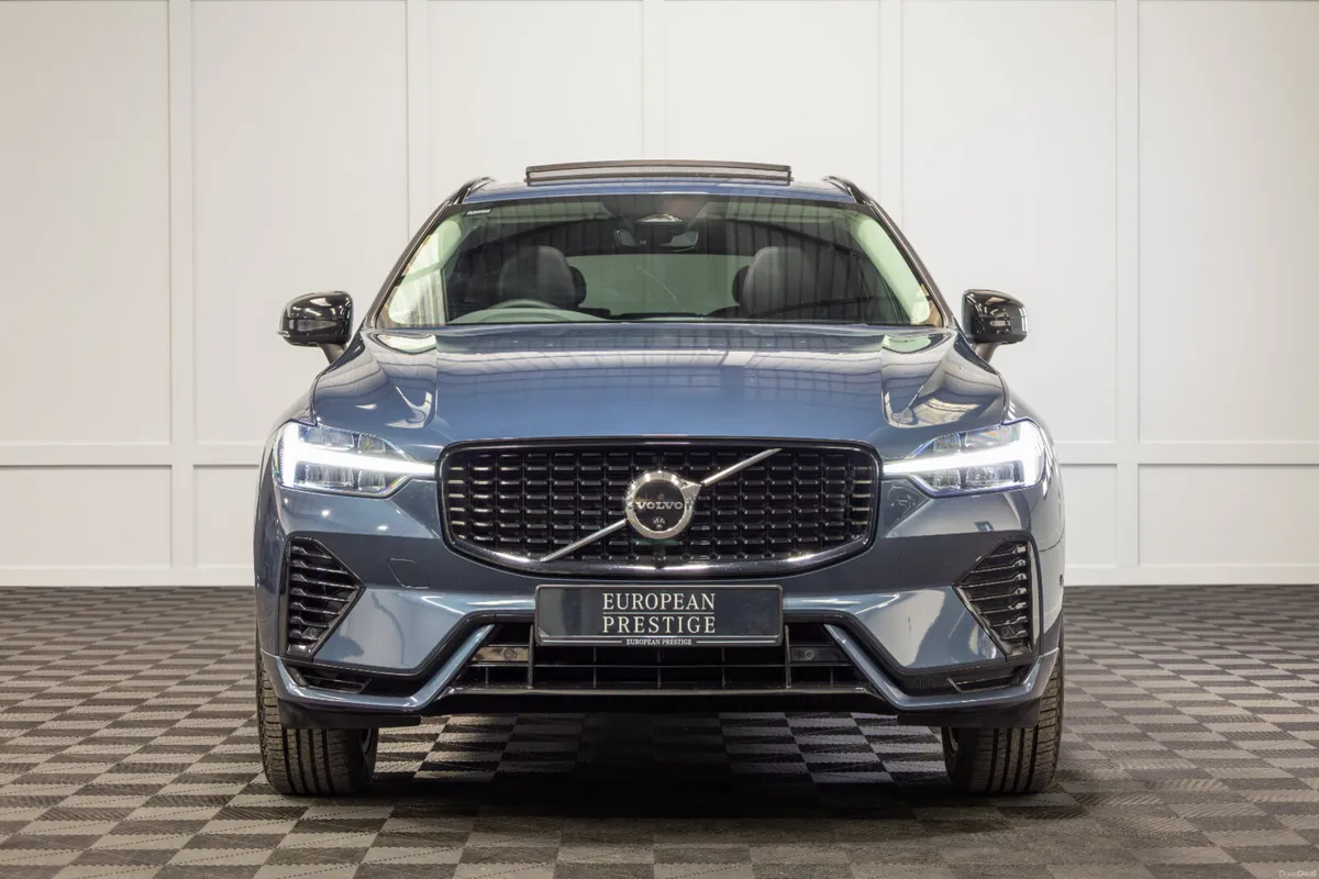 2024 Volvo XC60 Plus T6 Recharge Dark Theme - Image 2