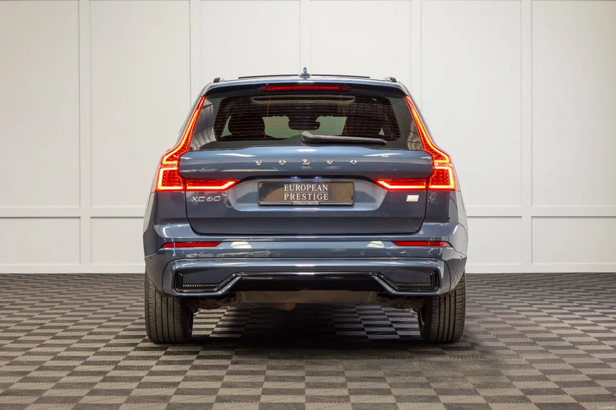 2024 Volvo XC60 Plus T6 Recharge Dark Theme - Image 5