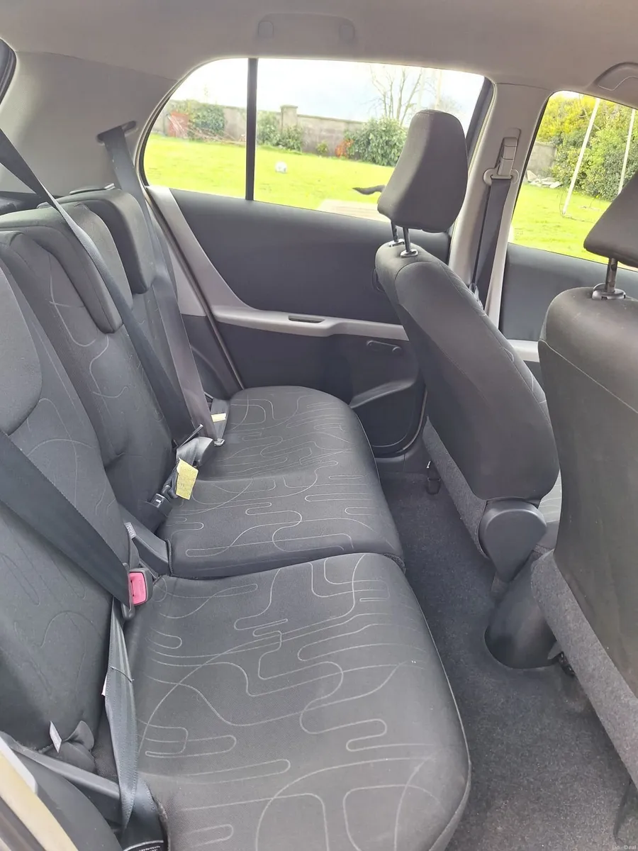 Toyota Yaris 2010 - Image 2
