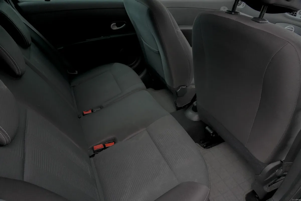 2010 Renault Clio 1.5 Diesel Manual Estate - Image 4