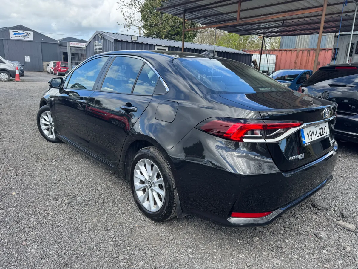 Toyota Corolla HYBRID AUTOMATIC - Image 4
