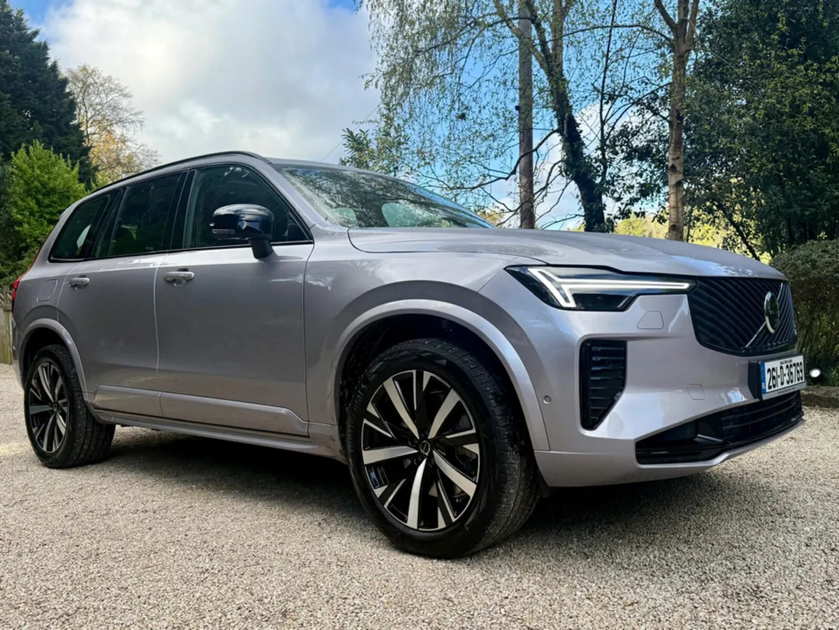 Volvo XC90 T8 AWD DARK PLUS *Panoramic Sunroof…Aur - Image 1