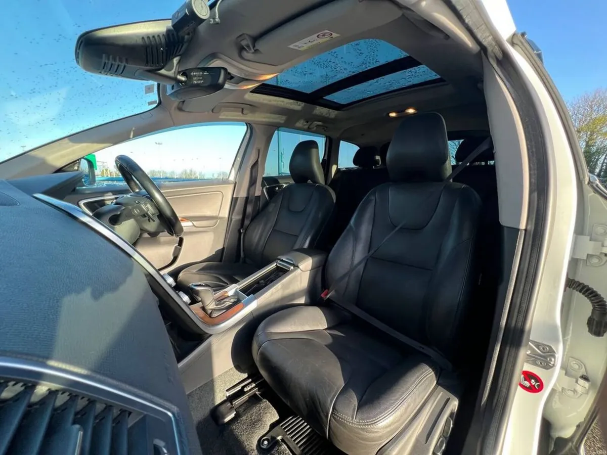 Volvo XC60 D4 CLASSIC 2.0 D // TILT & SLIDE PAN RO - Image 2