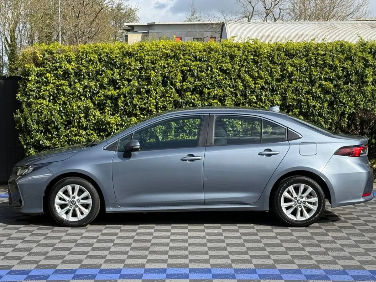 Toyota Corolla LUNA 1.8 HYBRID // APPLE CARPLAY/AN - Image 3