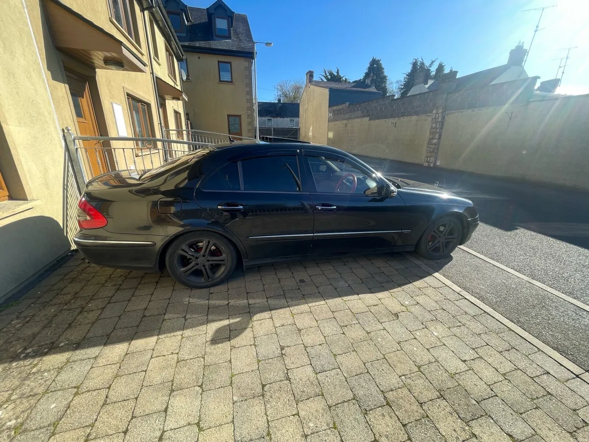 Mercedes-Benz E-Class 2008 - Image 2