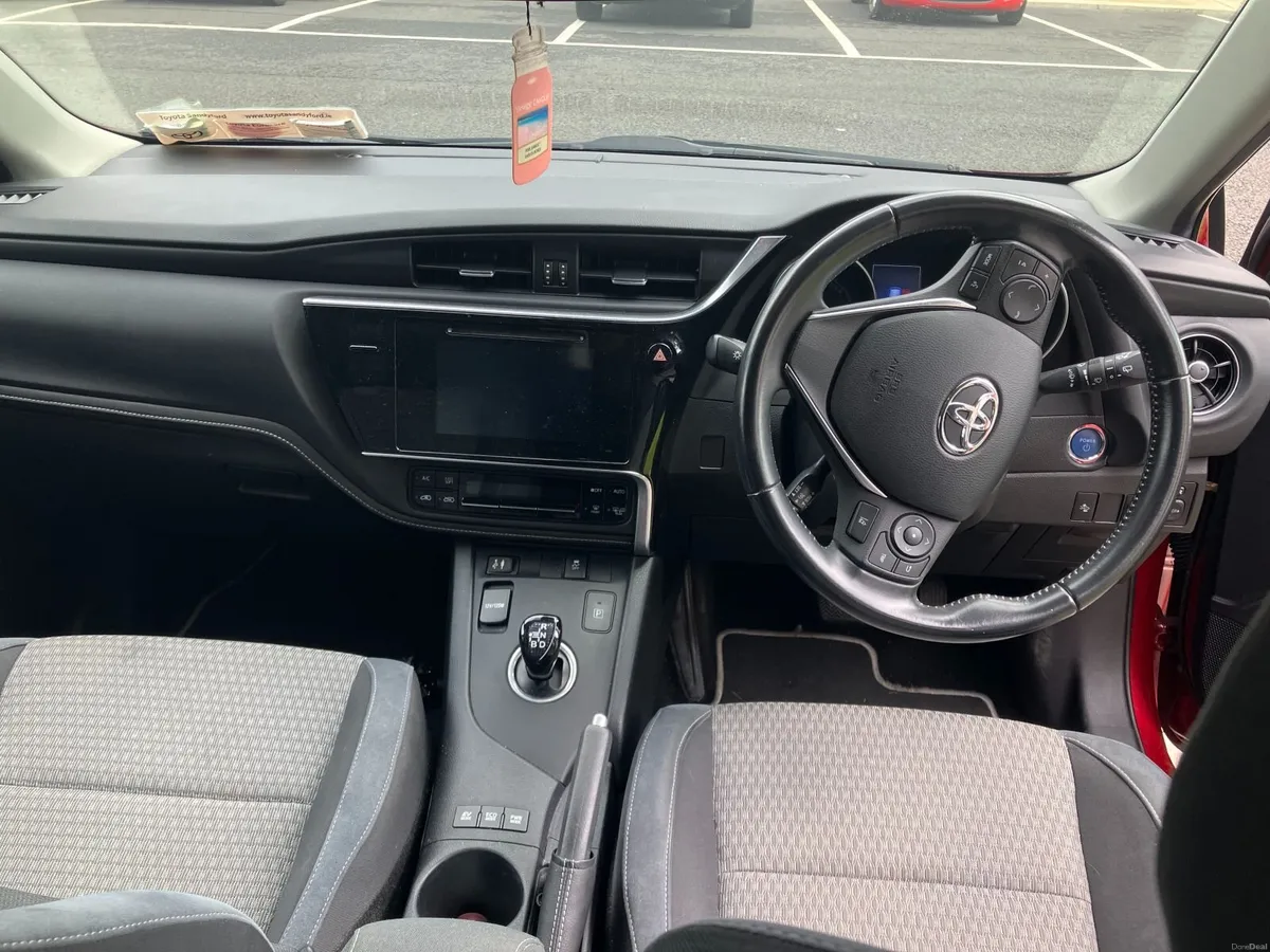 Toyota Auris 2018 - Image 2