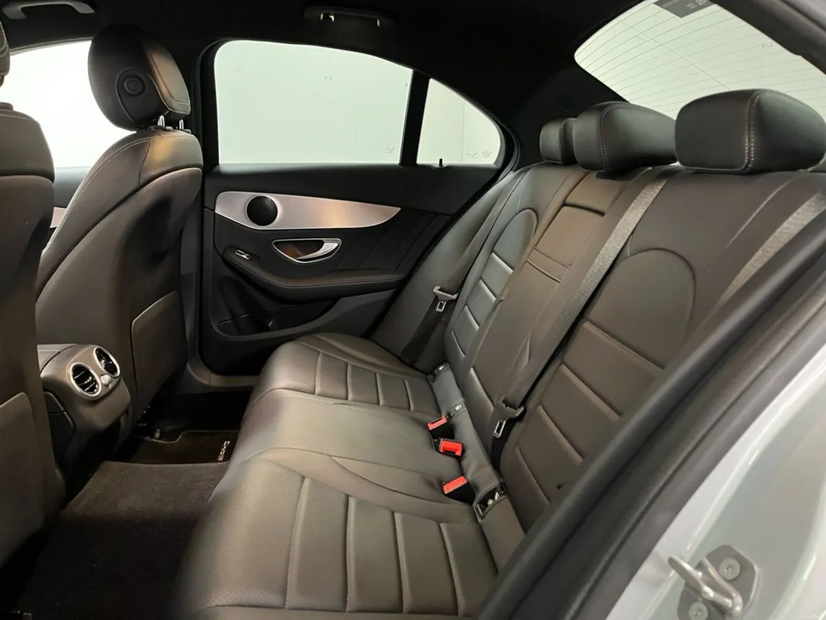Mercedes-Benz C-Class C200 Avantgarde - Reversing - Image 4
