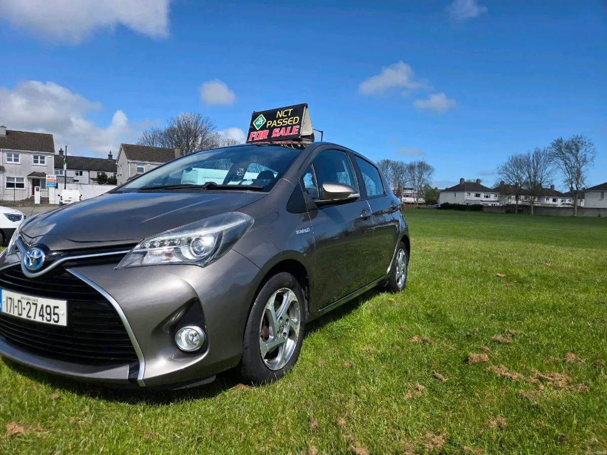 2017 TOYOTA YARIS HYBRID LUXURY LOW MILEAGE AUTO - Image 2