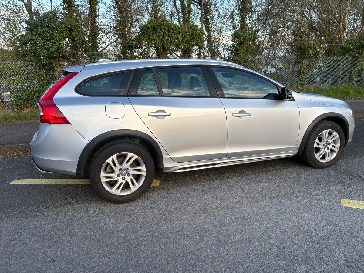 Volvo V60 Cross Country - Image 3