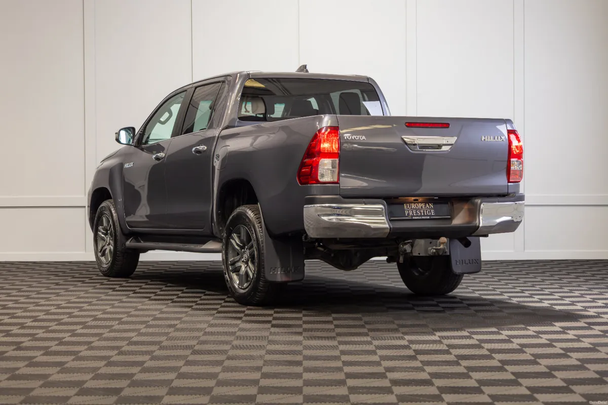 2025 Toyota Hilux SR5 5 Seat N1 Crewcab - Image 4